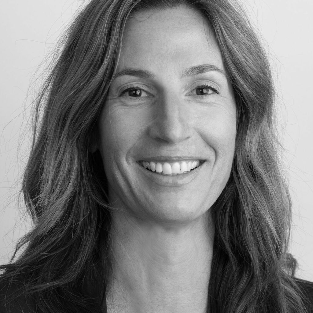 Svartvit profilbild på Daniella från Försvarsmakten