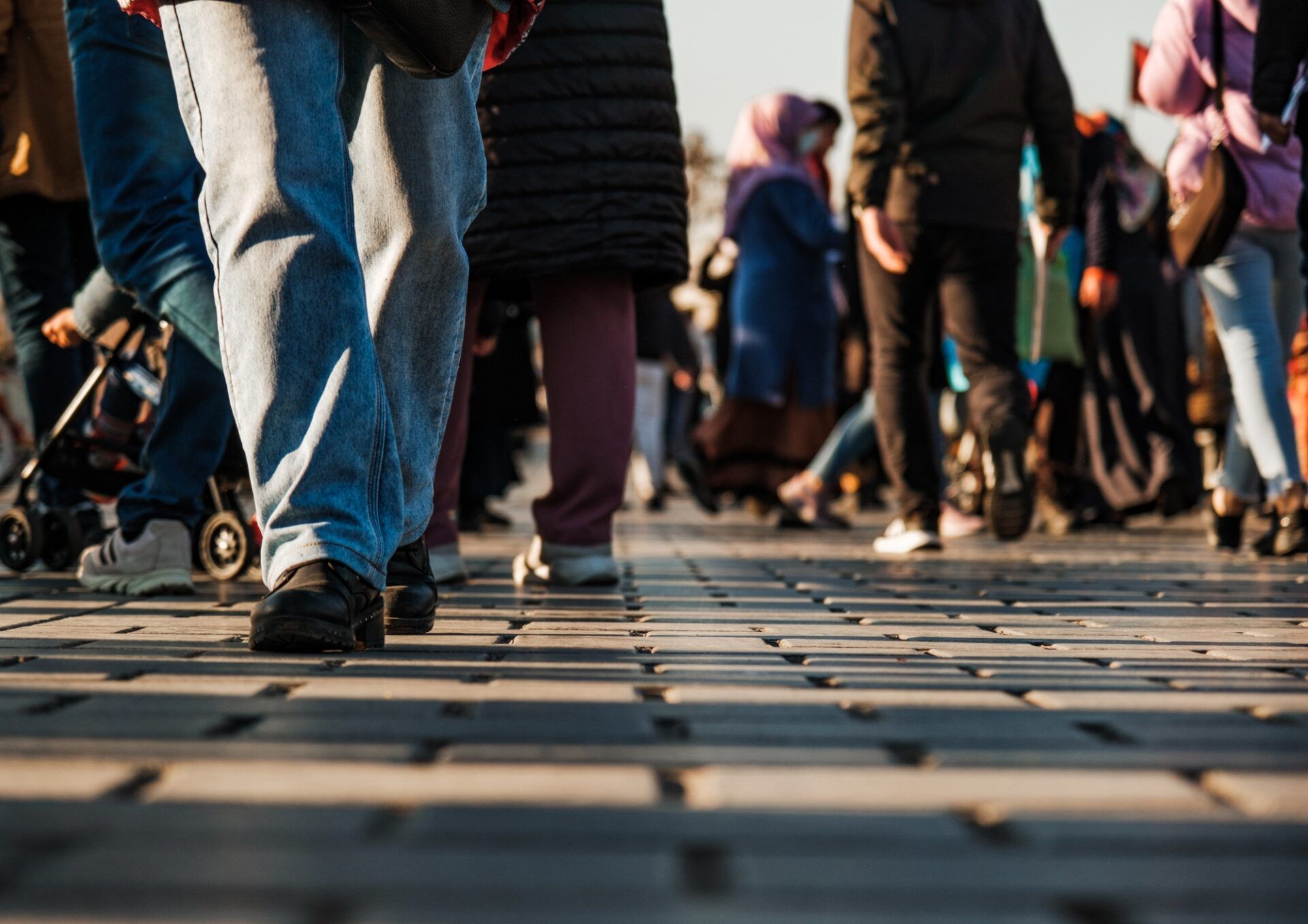 Ett folkhav filmat från marknivå.