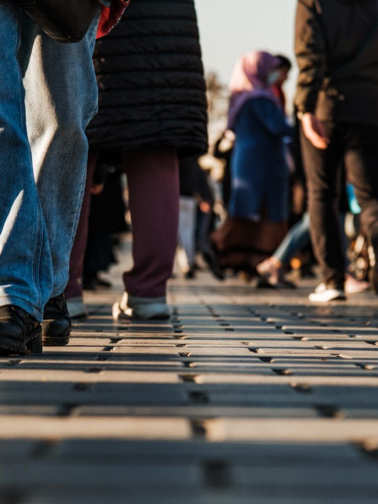 Ett folkhav filmat från marknivå.