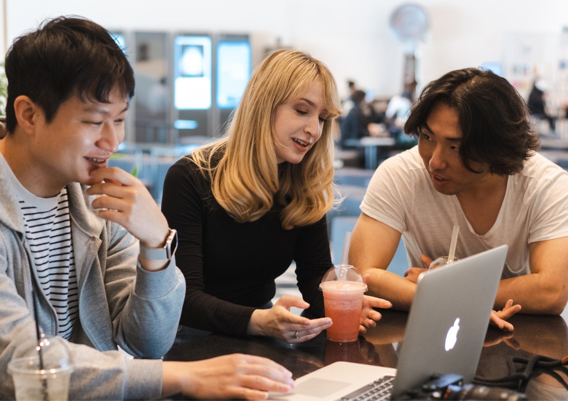 Kollegor samarbetar i en trivsam företagskultur