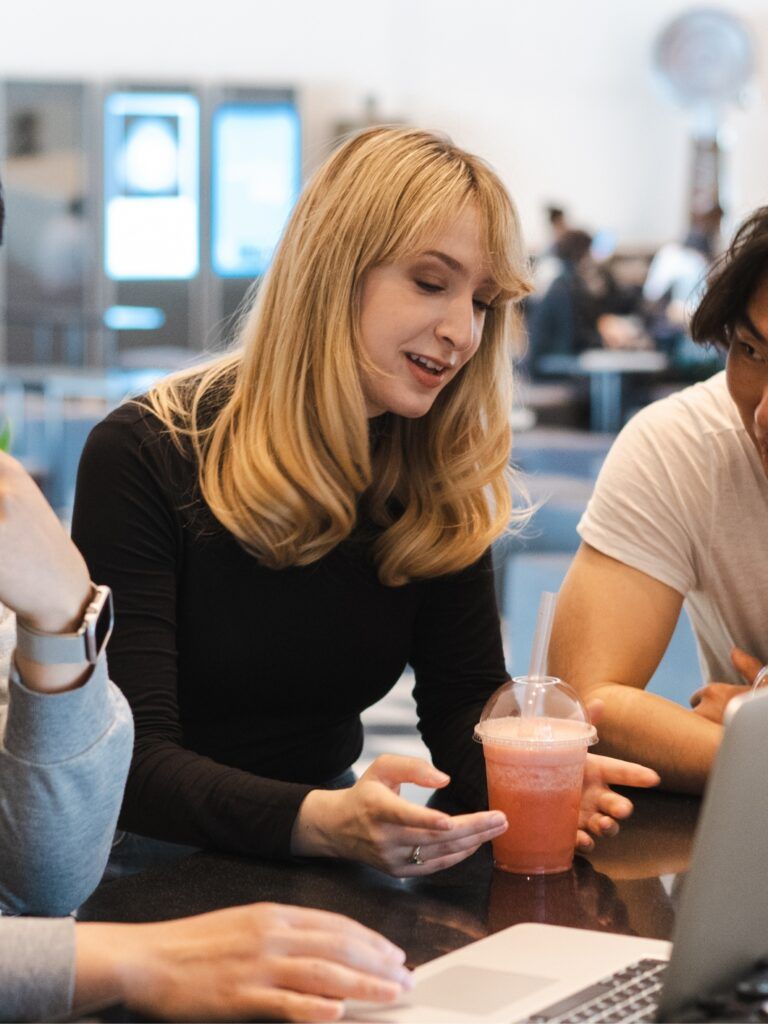 Kollegor samarbetar i en trivsam företagskultur