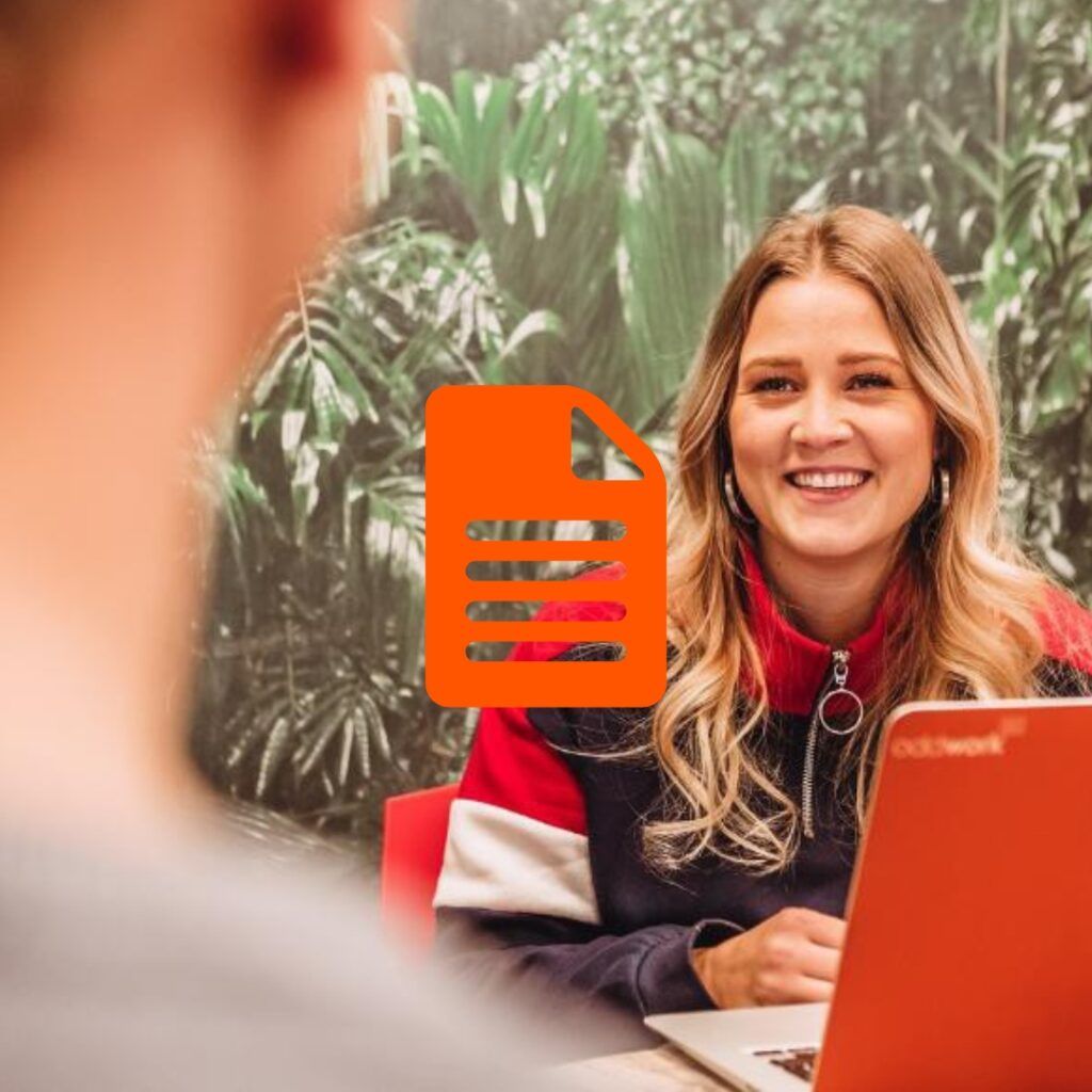 Foto på Daniella Ravan. Orange icon i förgrunden.