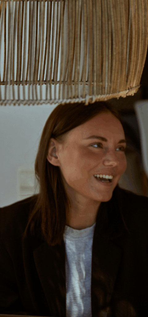 Kvinna skrattar på bild