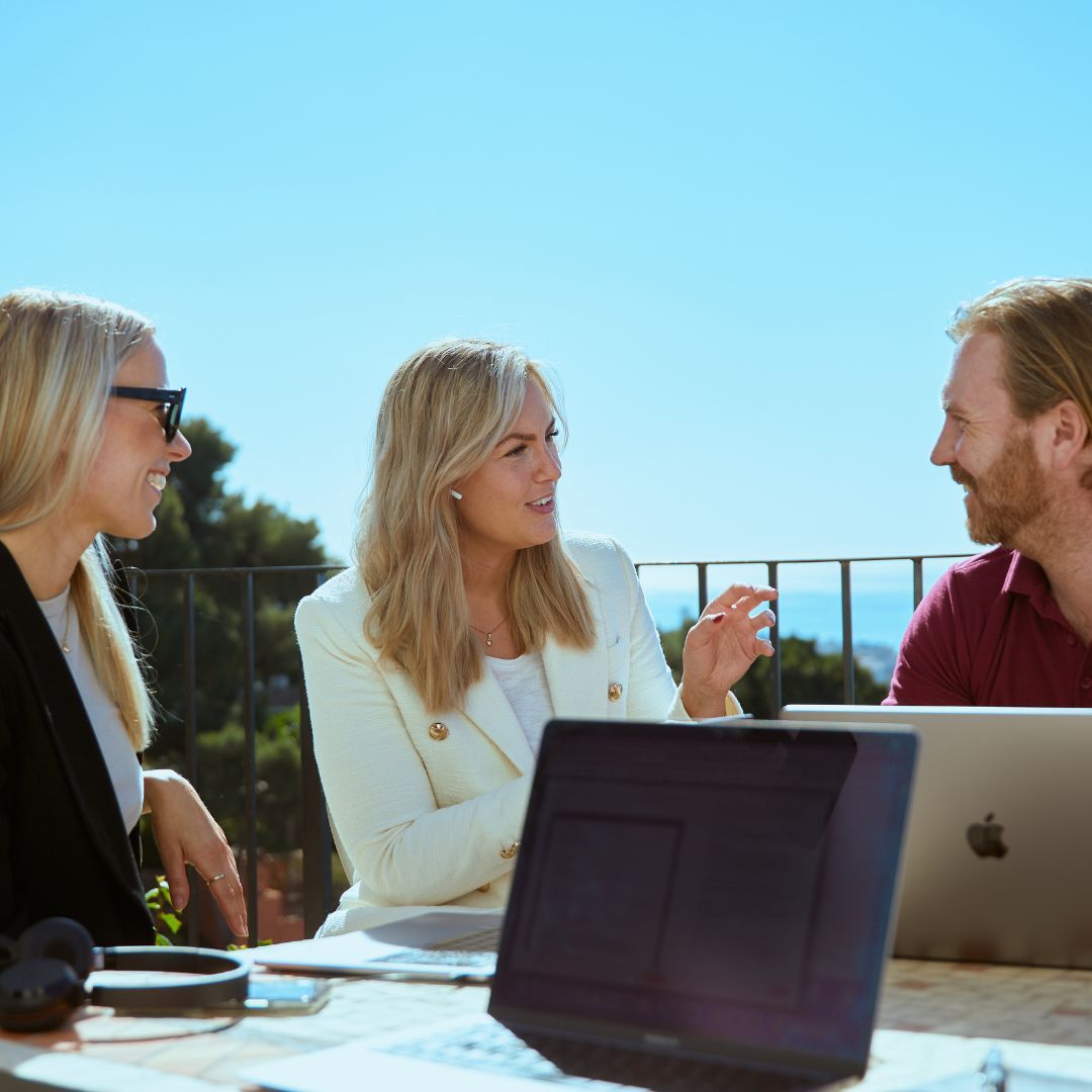 Tre personer som samtalar