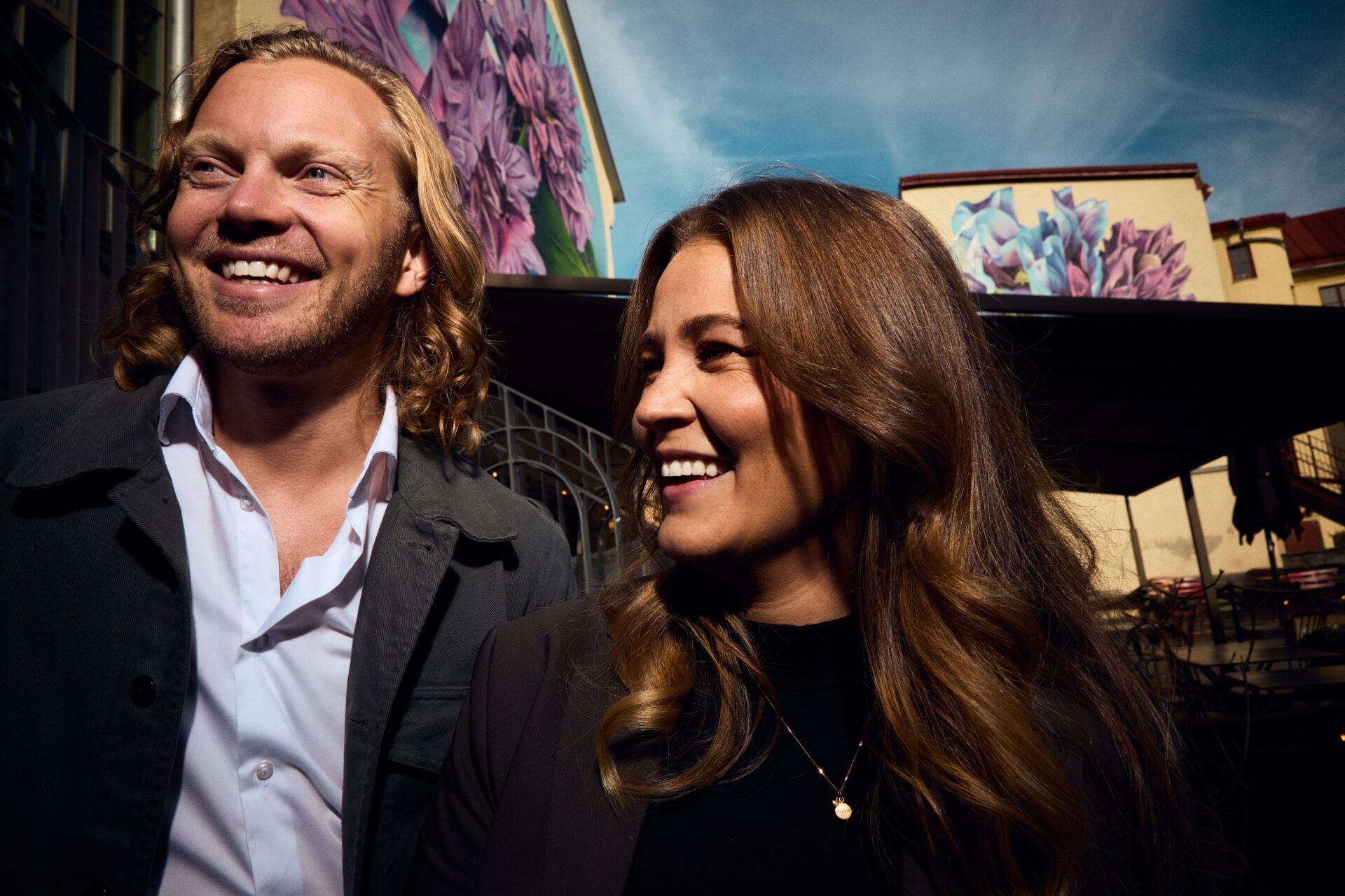 Två glada kollegor i solig utomhusmiljö, från vänster Charles Sinclair, grundare och head of employer branding samt Daniella Ravan CEO.