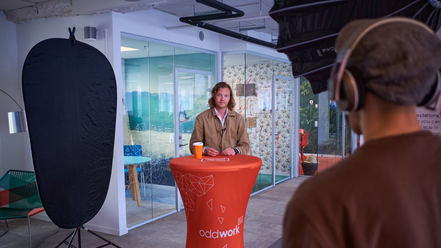 Charles Sinclair ger en intervju för prets unga företagare.