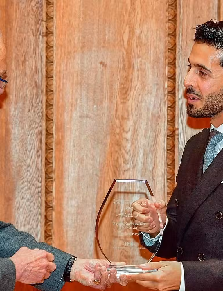H.M. Carl XVI Gustaf awarded Oddwork's Poyan Karimi on Wednesday. Photo: Jonas Ekströmer/TT