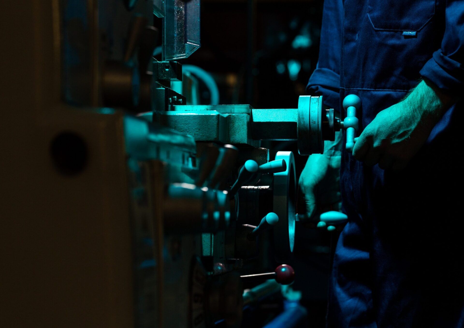 Ett mörkt foto med gröna inslag. Föreställer någon form av maskin.