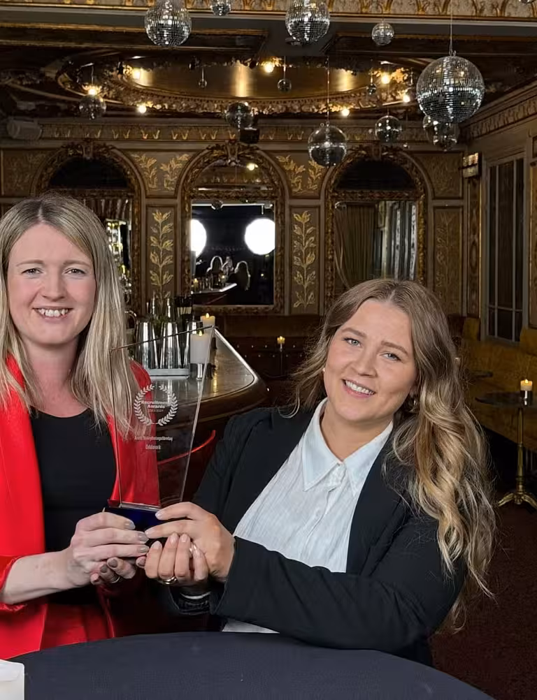 Ellinor Hellberg, Senior Talent Manager på Oddwork, och Daniella Ravan, VD på Oddwork, tar emot pris som Årets Rekryteringsföretag 2024