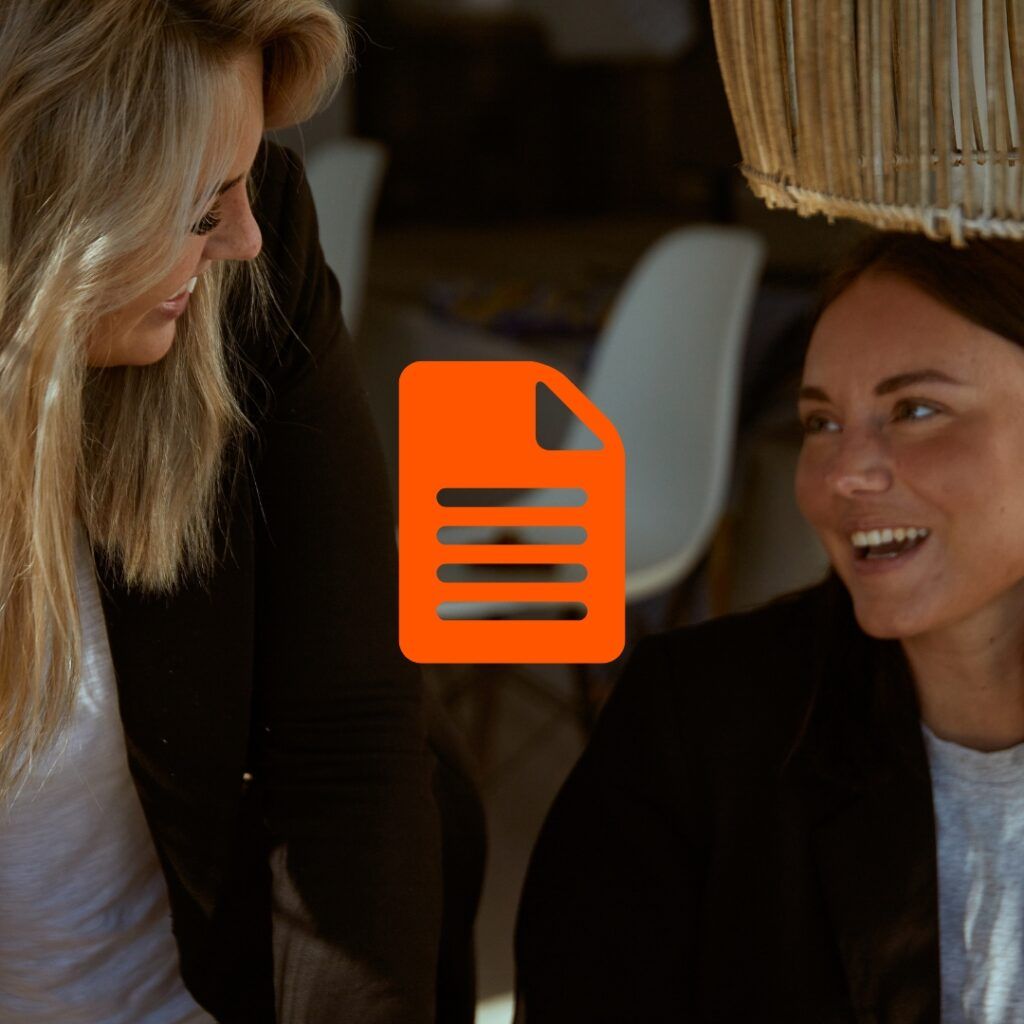 Foto på två personer som skrattar mot varandra. Orange icon i förgrunden.