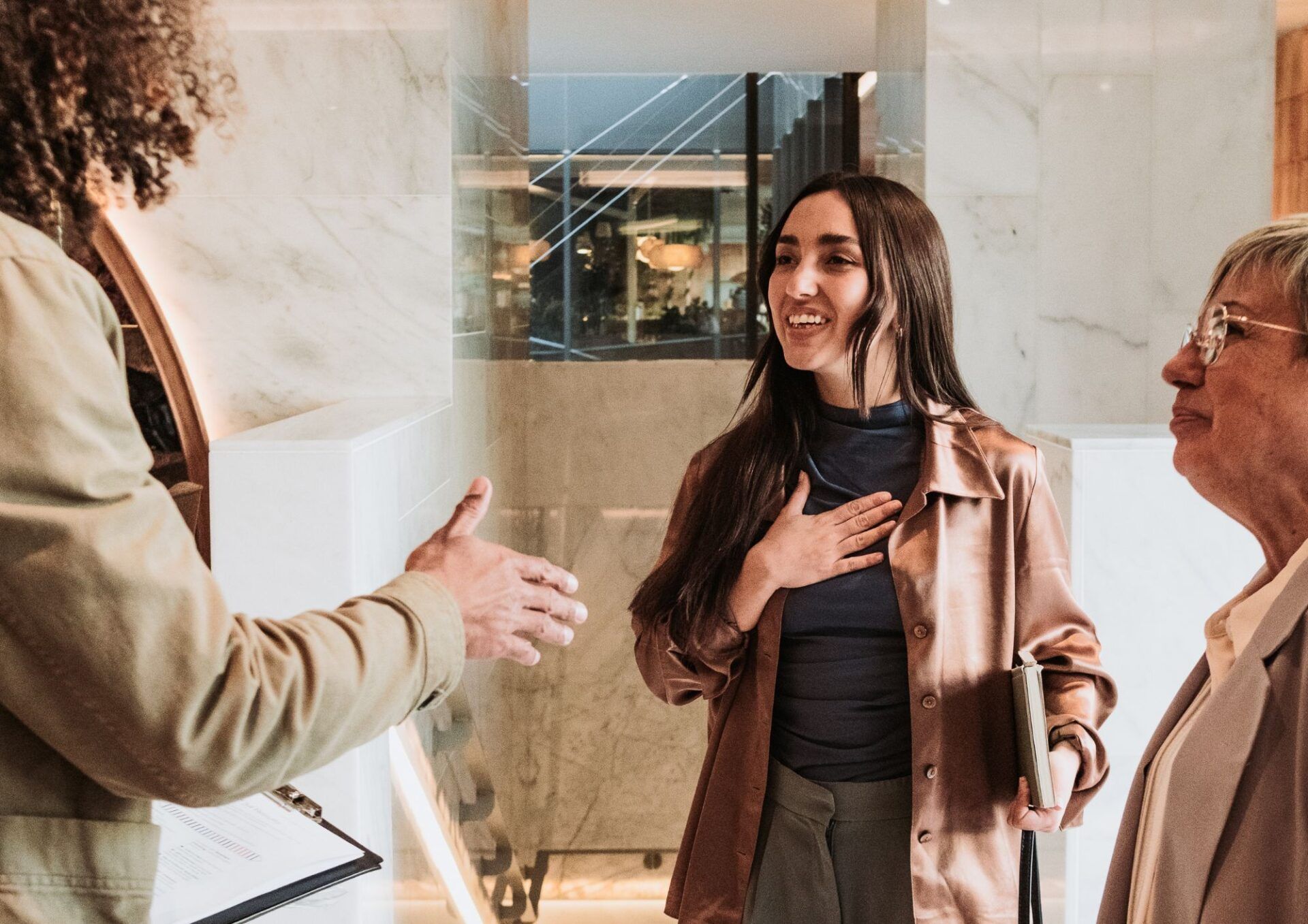 En glad kvinna pratar och skrattar med sina kollegor