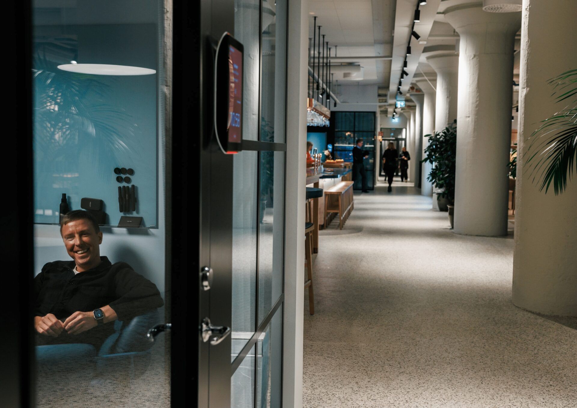 Leende person i konferensrum inne på Spendrups kontor