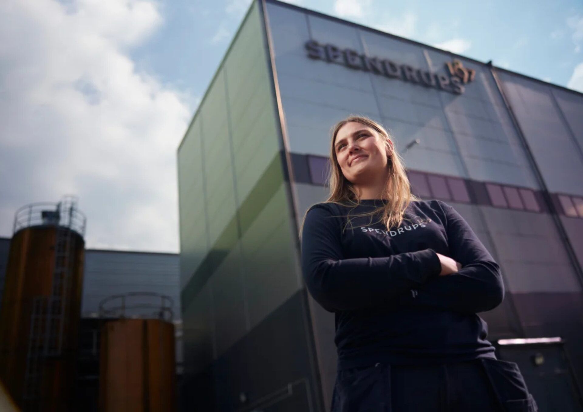 Leende person utanför Spendrups huvudkontor