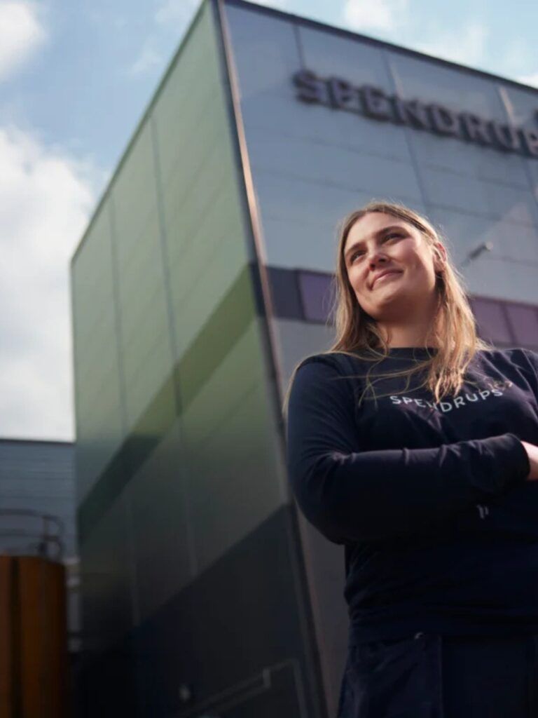 Leende person utanför Spendrups huvudkontor