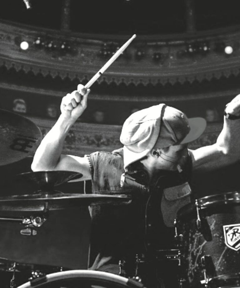 Svarvit bild på trummis