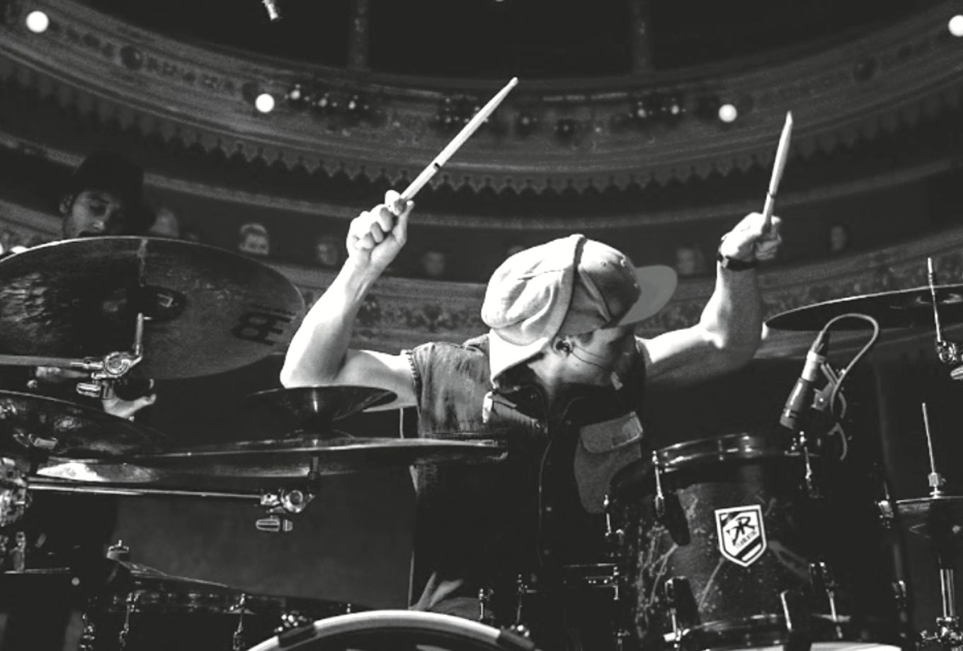 Svarvit bild på trummis