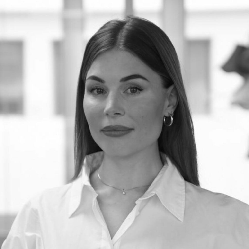 Svartvit profilbild av Iza von Eyben