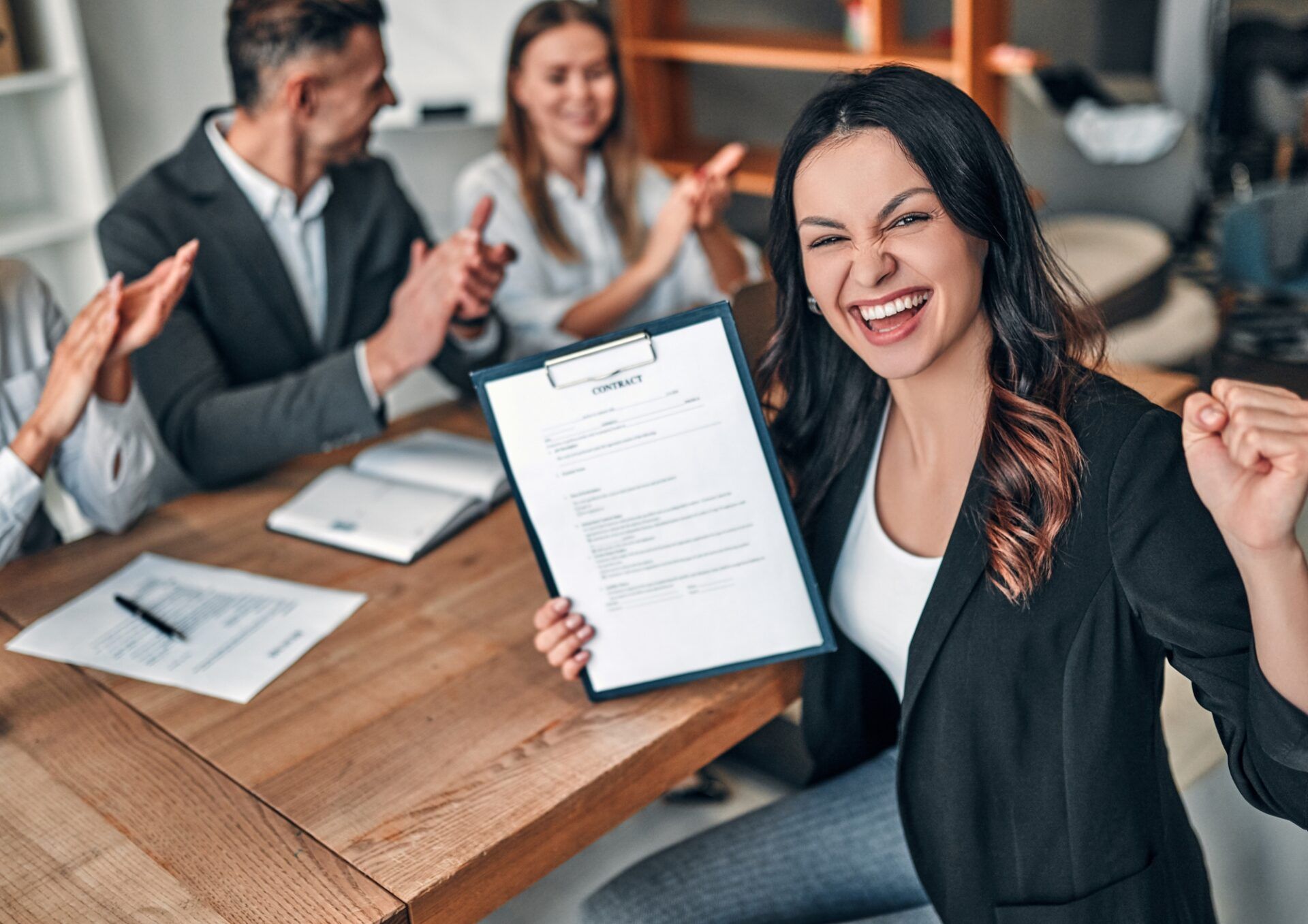 En kandidat som jublar över att precis ha skrivit på sitt anställningskontrakt