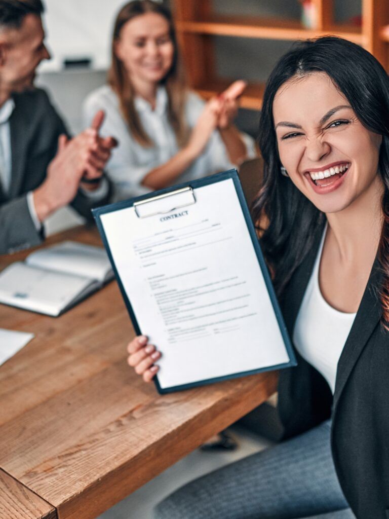 En kandidat som jublar över att precis ha skrivit på sitt anställningskontrakt